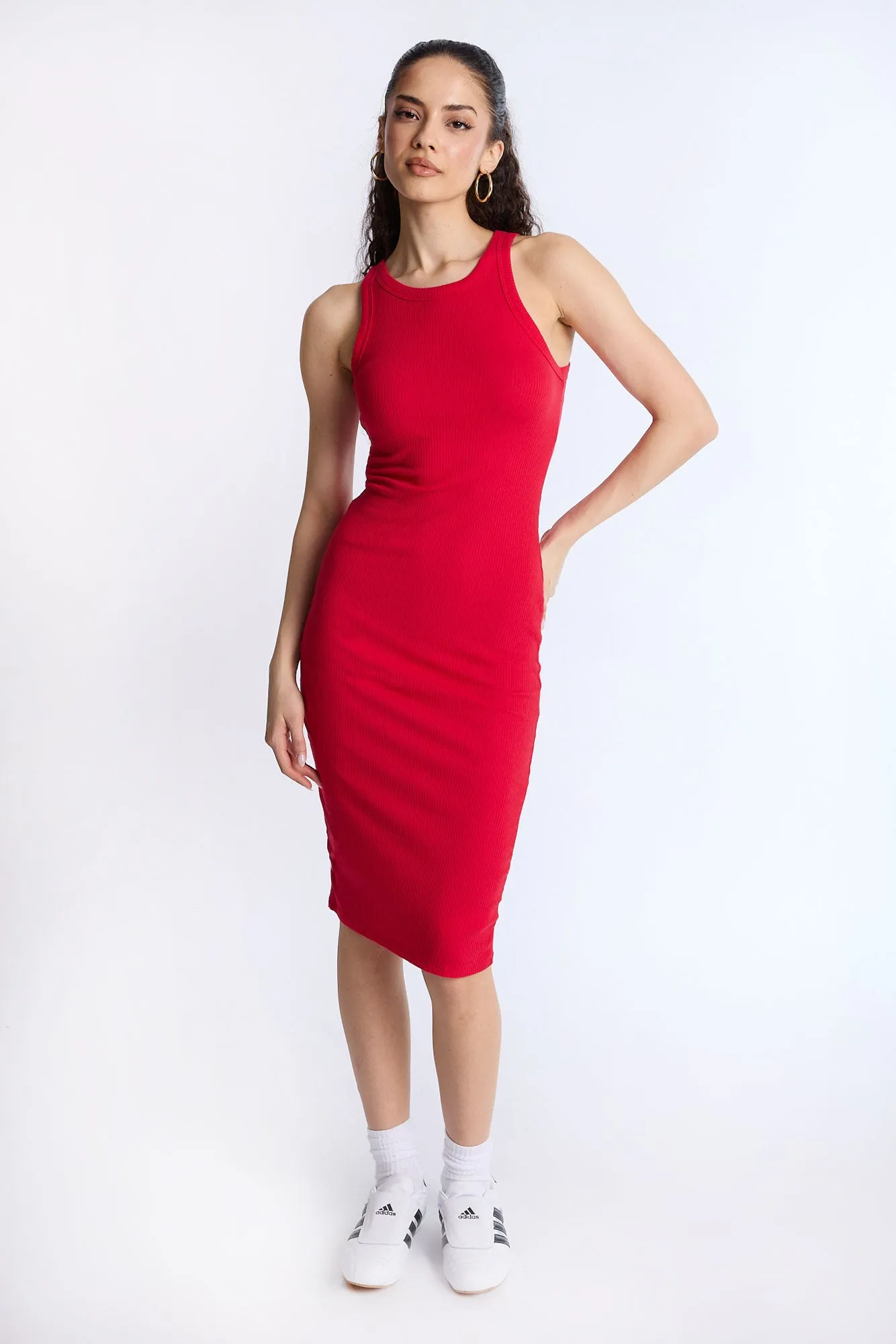Robe moulante sans manches à coupe midi