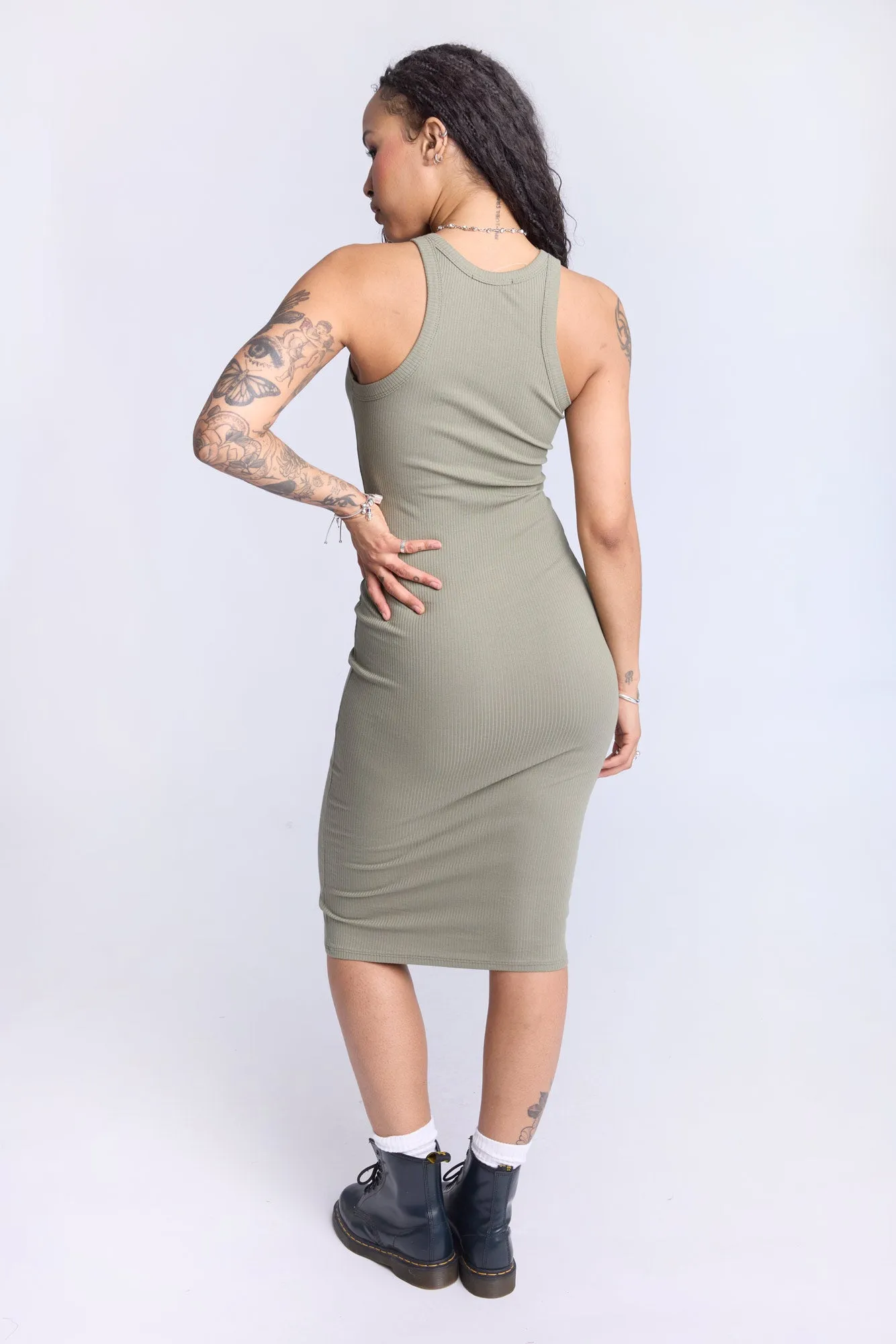 Robe moulante sans manches à coupe midi
